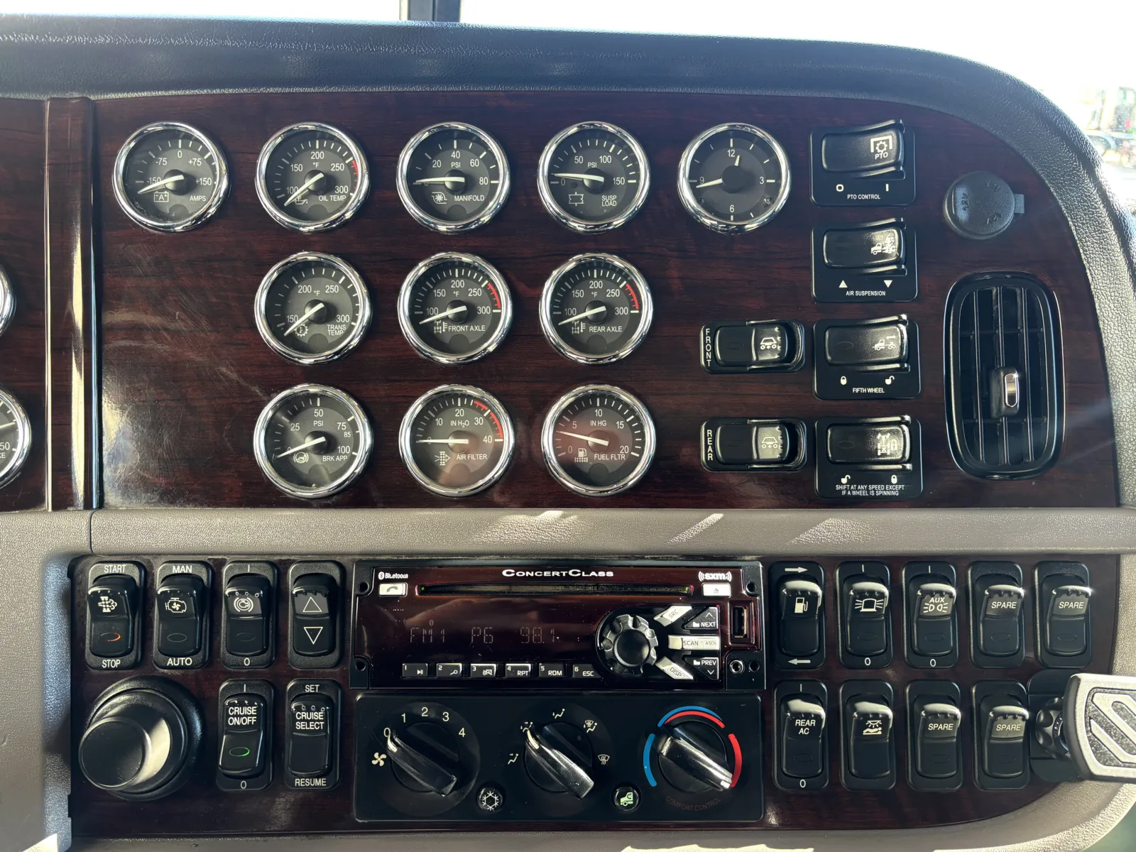 2016 Peterbilt 389 - image 18