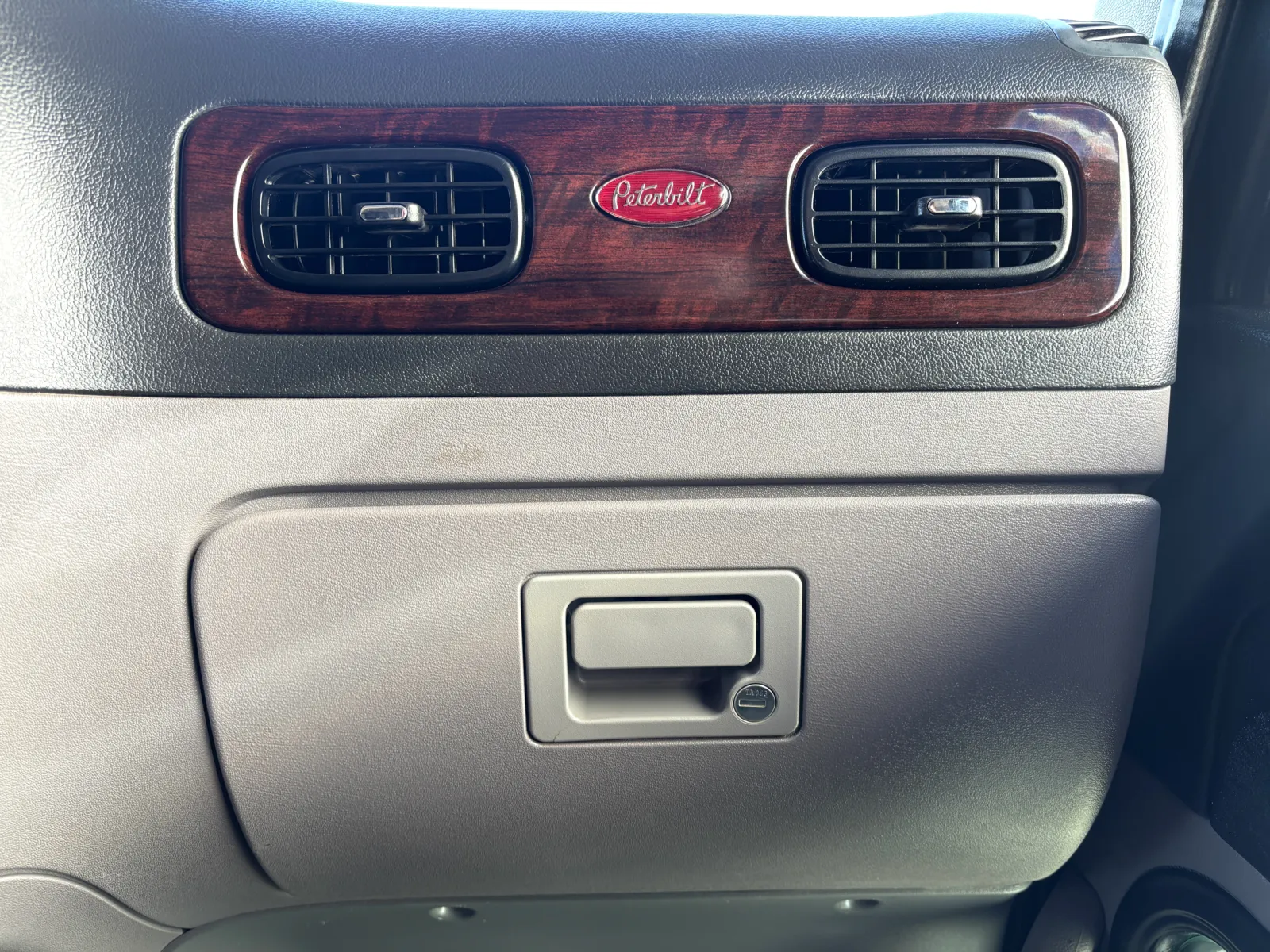 2016 Peterbilt 389 - image 19