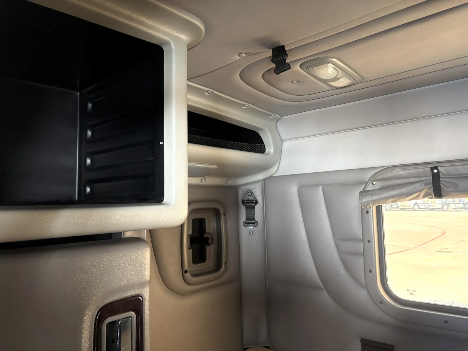 2016 Peterbilt 389 - image 22