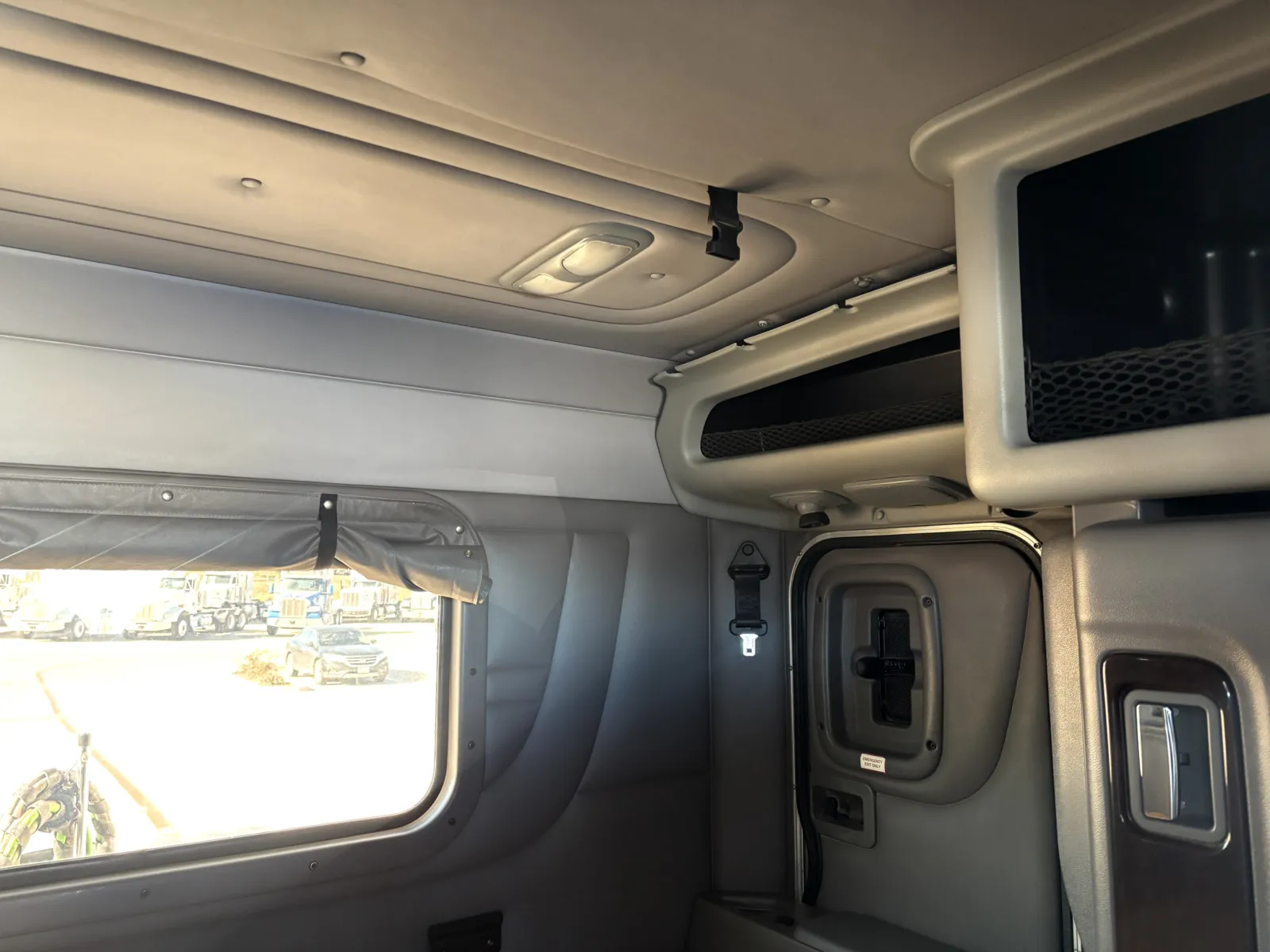 2016 Peterbilt 389 - image 24