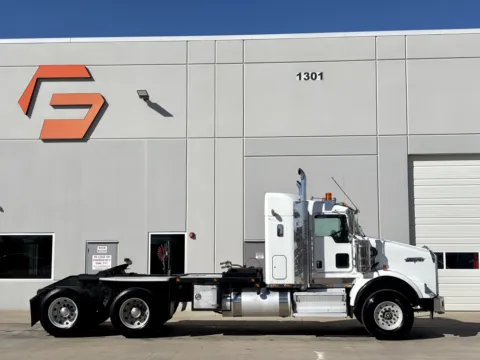 Another view of 2009 KENWORTH T800 for sale in Hutchins, TX at Forge Truck Centers - Texas