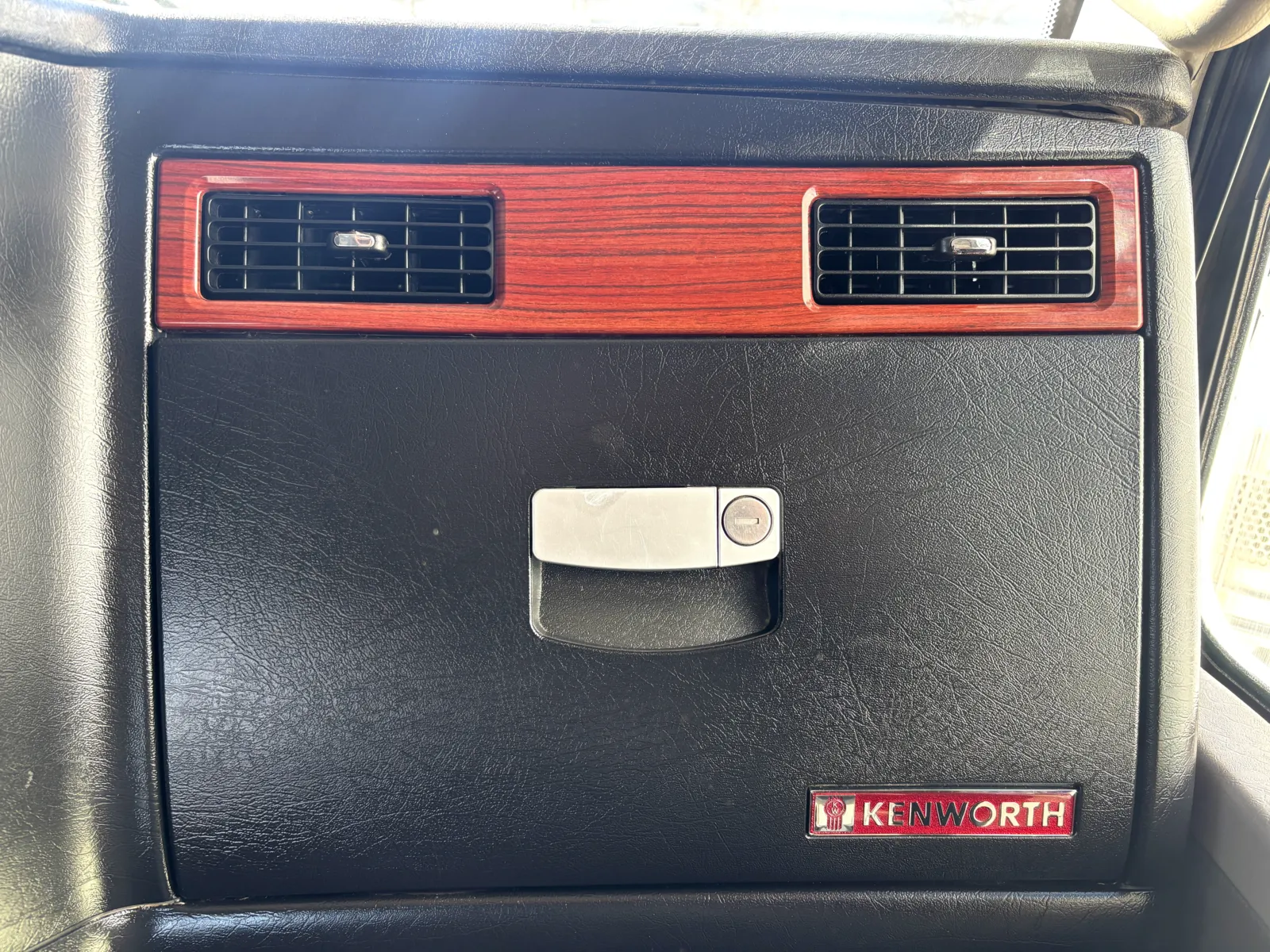 2009 Kenworth T800 - image 18