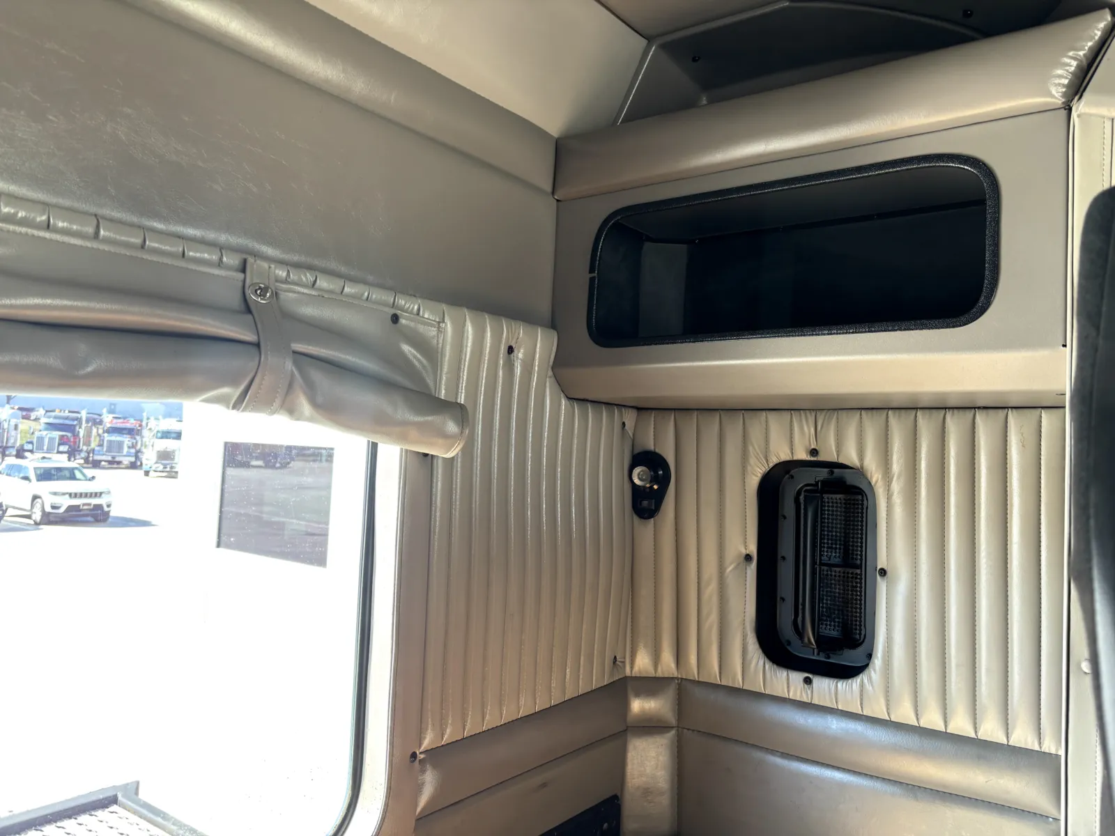 2009 Kenworth T800 - image 23