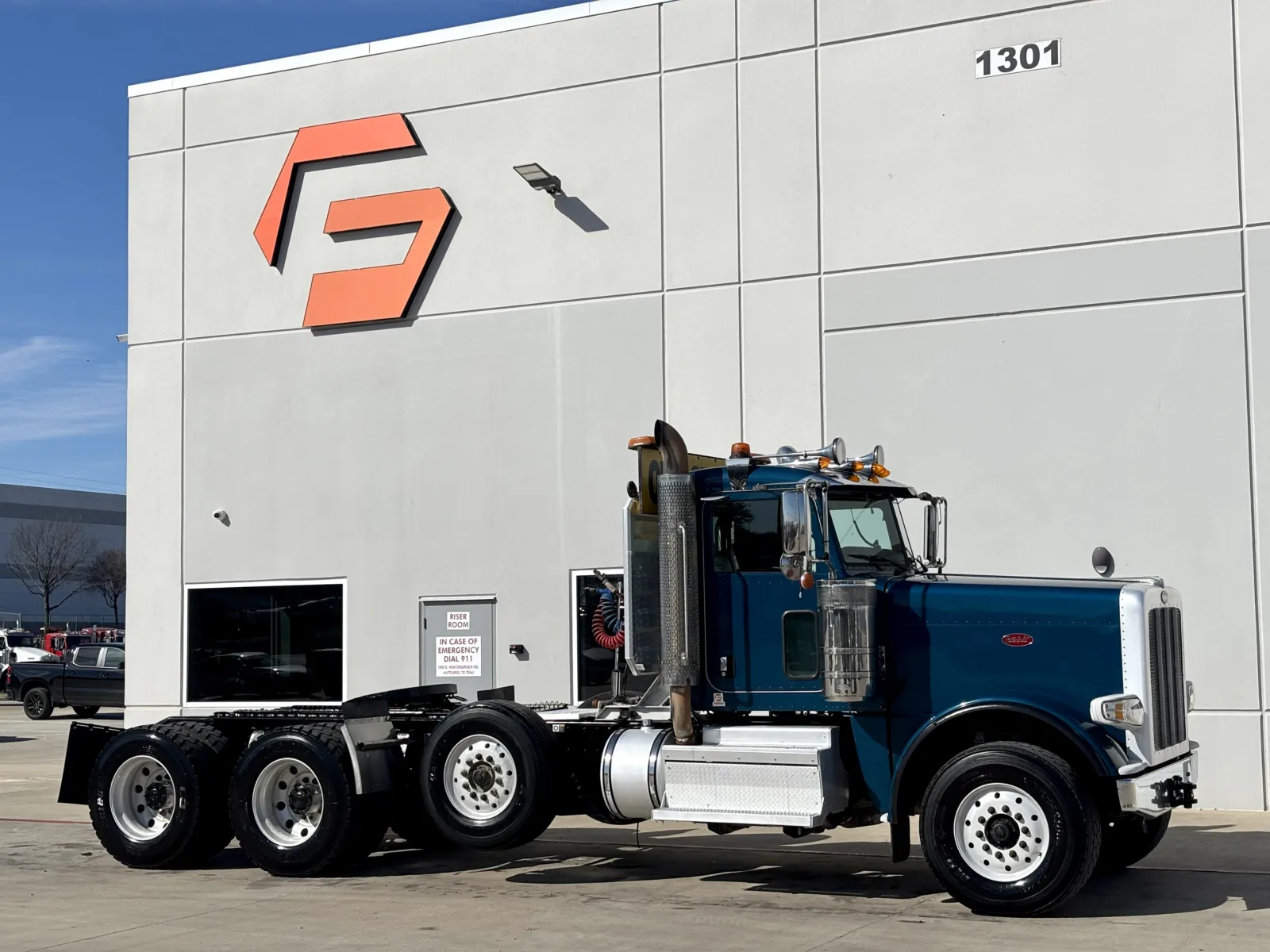 2022 Peterbilt 389 - image 1