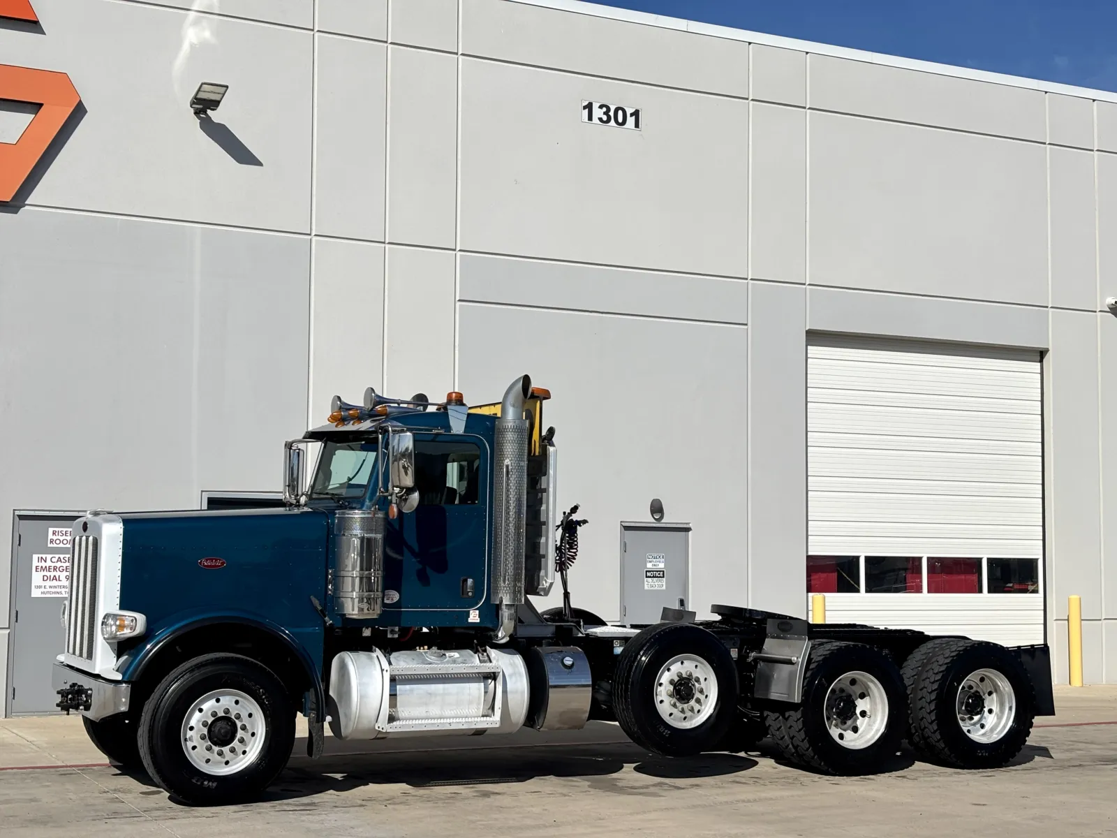 2022 Peterbilt 389 - image 2