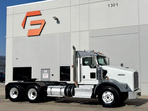 2012 KENWORTH T800 for sale in Hutchins, TX