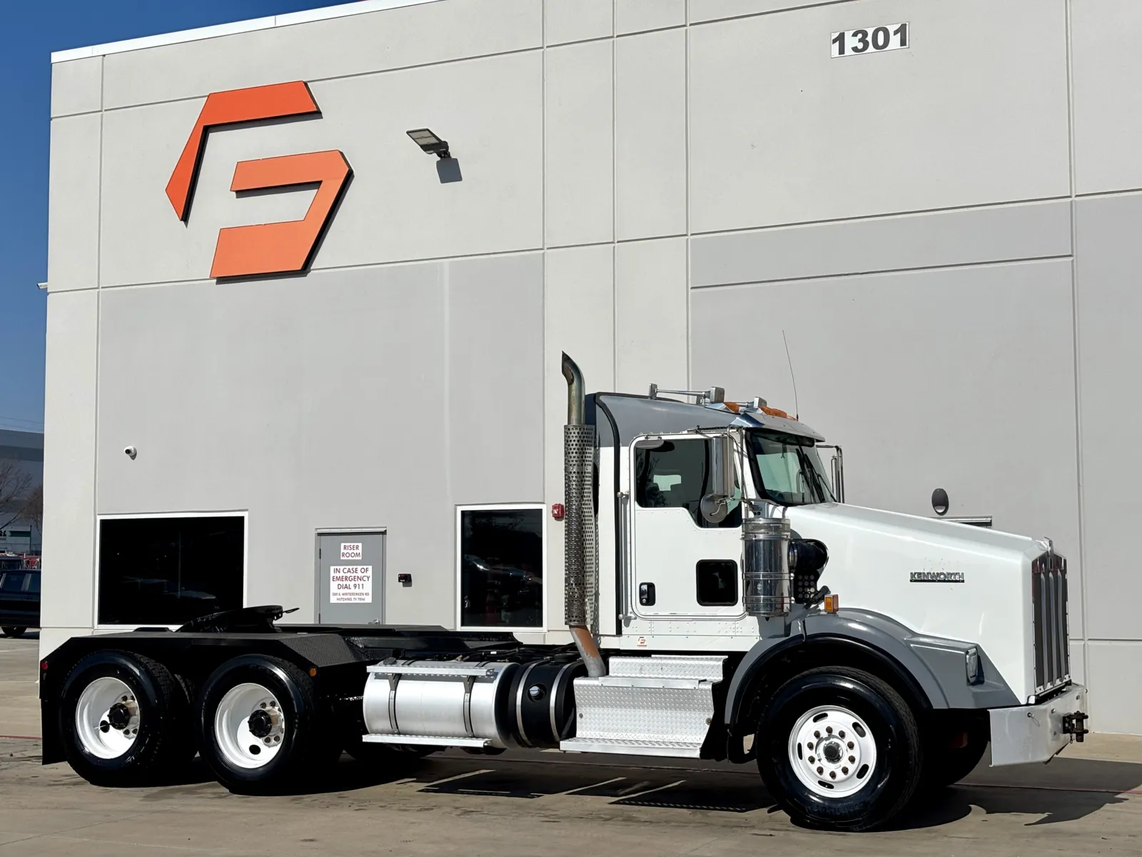2012 KENWORTH T800 for sale in Hutchins, TX