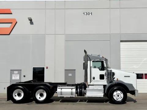 Another view of 2012 KENWORTH T800 for sale in Hutchins, TX at Forge Truck Centers - Texas
