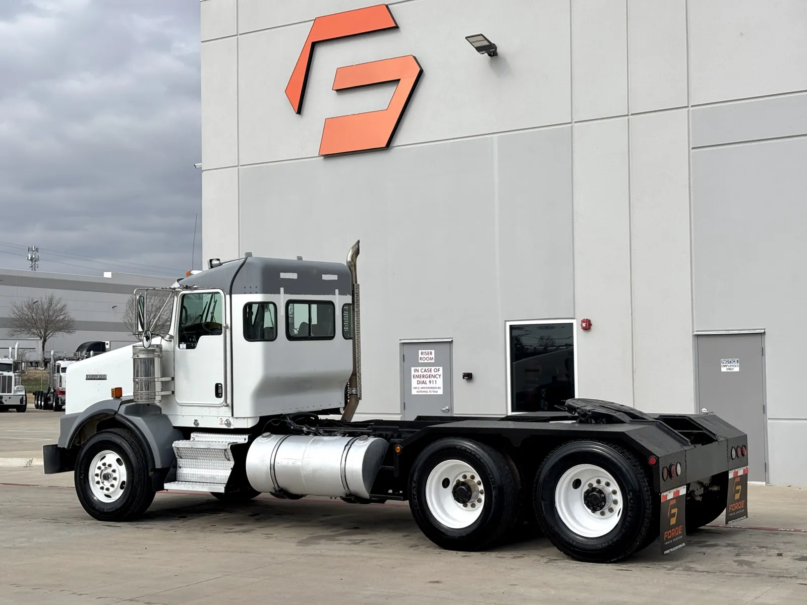2012 Kenworth T800 - image 6