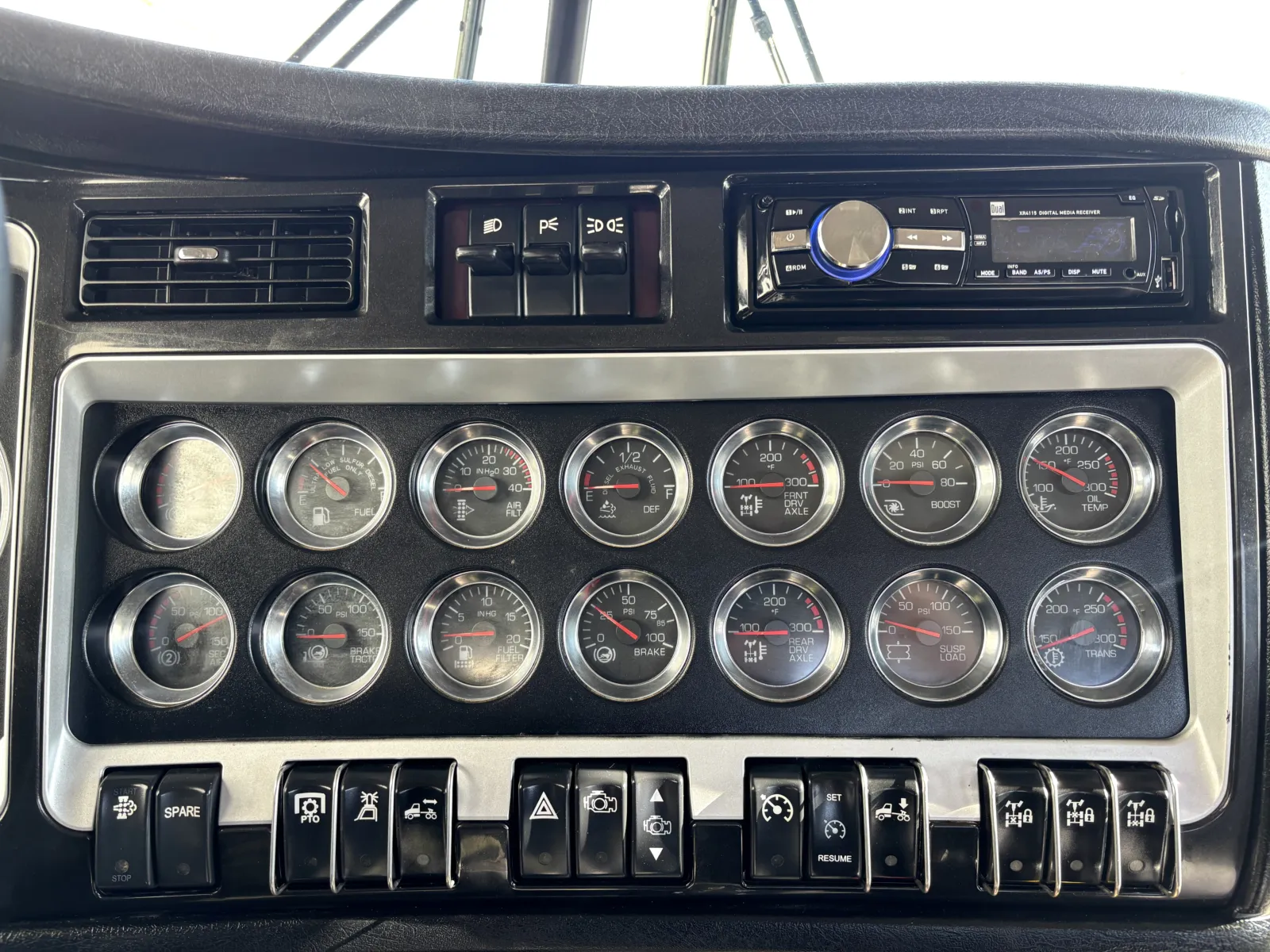 2012 Kenworth T800 - image 17