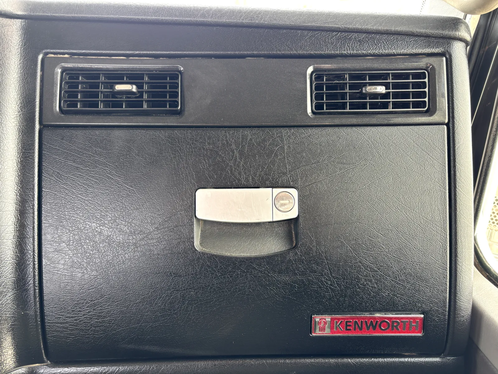 2012 Kenworth T800 - image 18