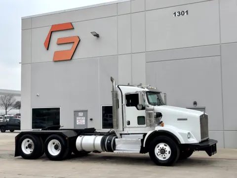 2013 KENWORTH T800 for sale in Hutchins, TX