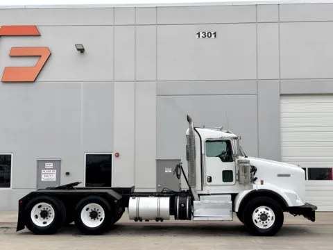 Another view of 2013 KENWORTH T800 for sale in Hutchins, TX at Forge Truck Centers - Texas
