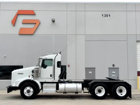 More photos of 2013 KENWORTH T800 at Forge Truck Centers - Texas, TX