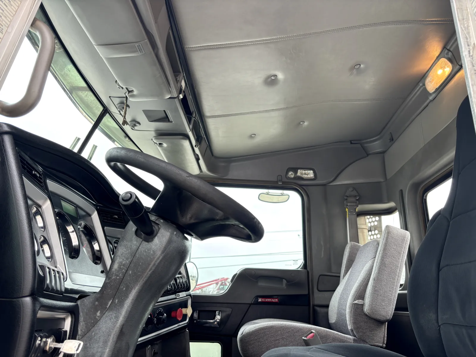 2013 Kenworth T800 - image 14