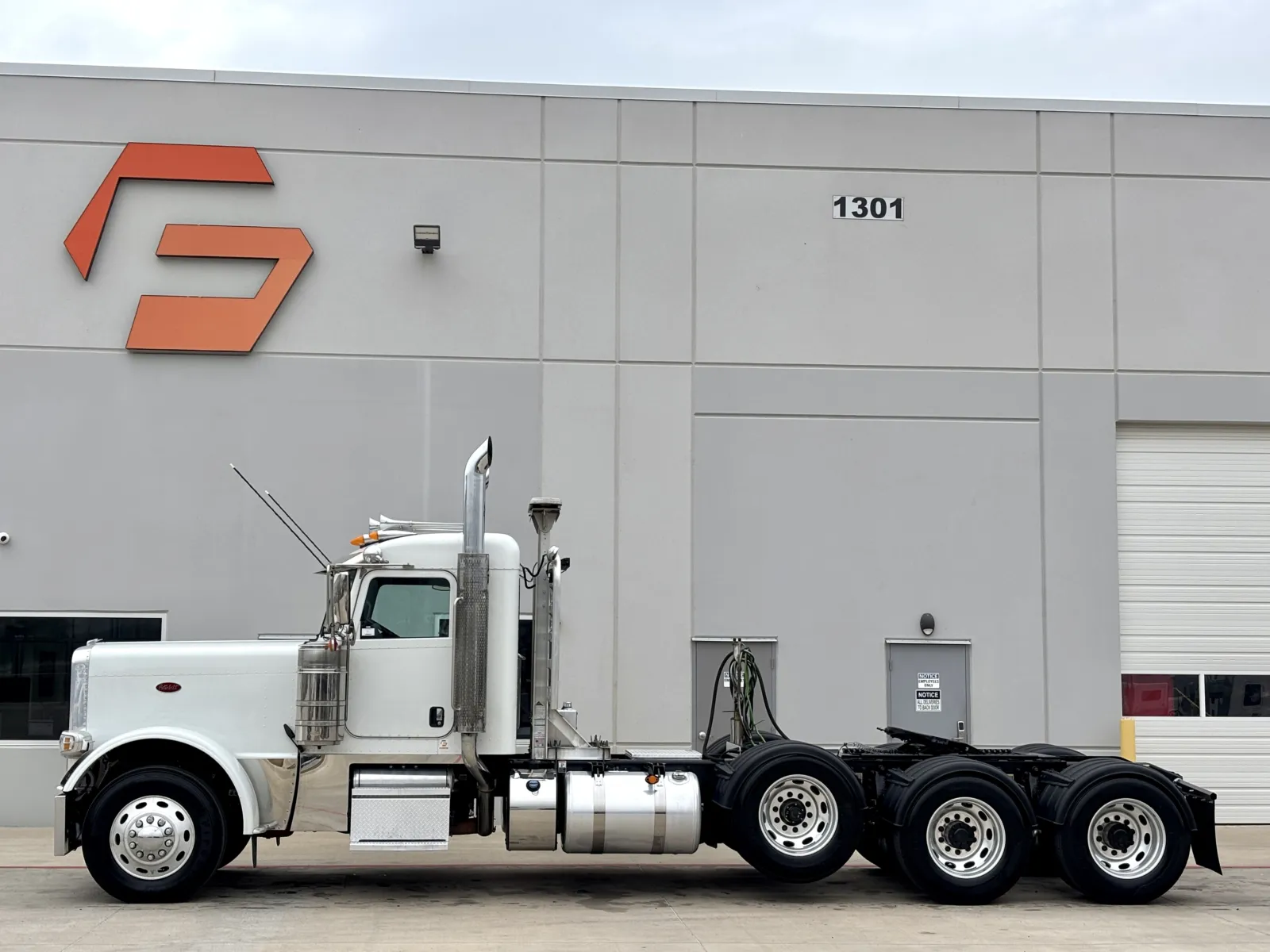 2023 Peterbilt 389 - image 4