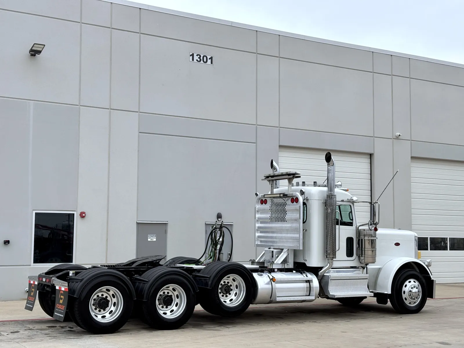 2023 Peterbilt 389 - image 5