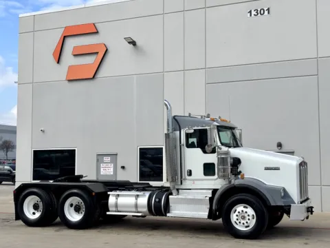 2013 KENWORTH T800 for sale in Hutchins, TX