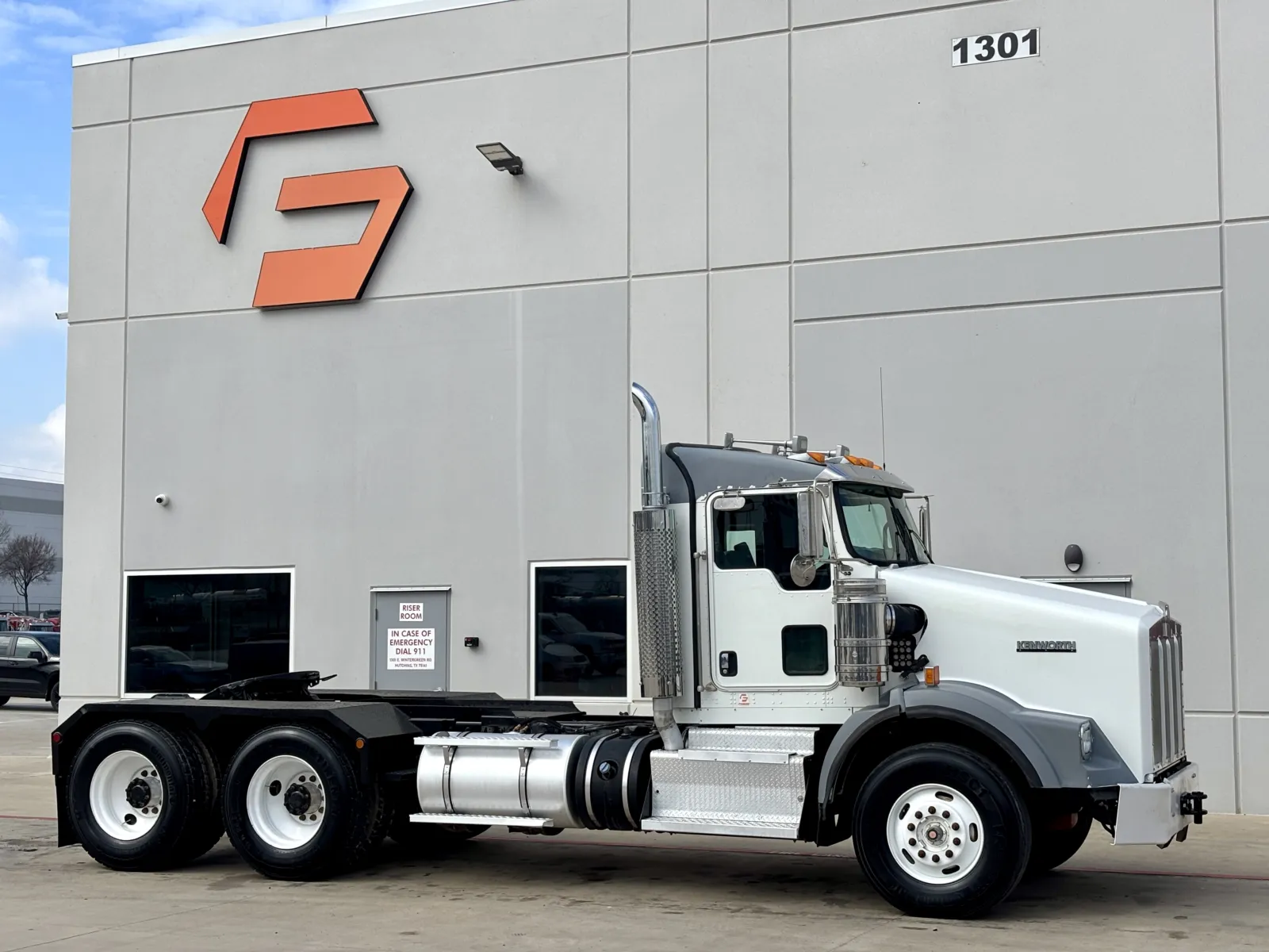 2013 KENWORTH T800 for sale in Hutchins, TX