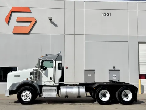 More photos of 2013 KENWORTH T800 at Forge Truck Centers - Texas, TX