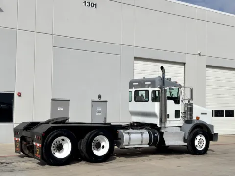 More photos of 2013 KENWORTH T800 at Forge Truck Centers - Texas, TX