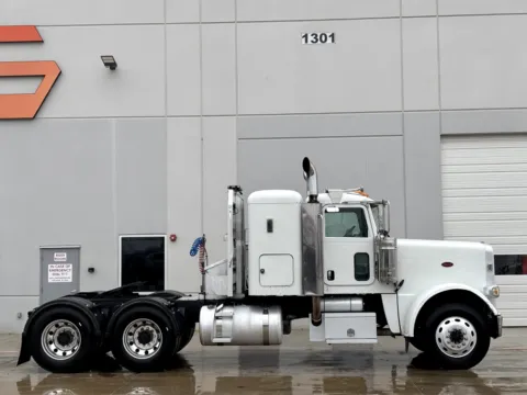 Another view of 2009 PETERBILT 388 for sale in Hutchins, TX at Forge Truck Centers - Texas