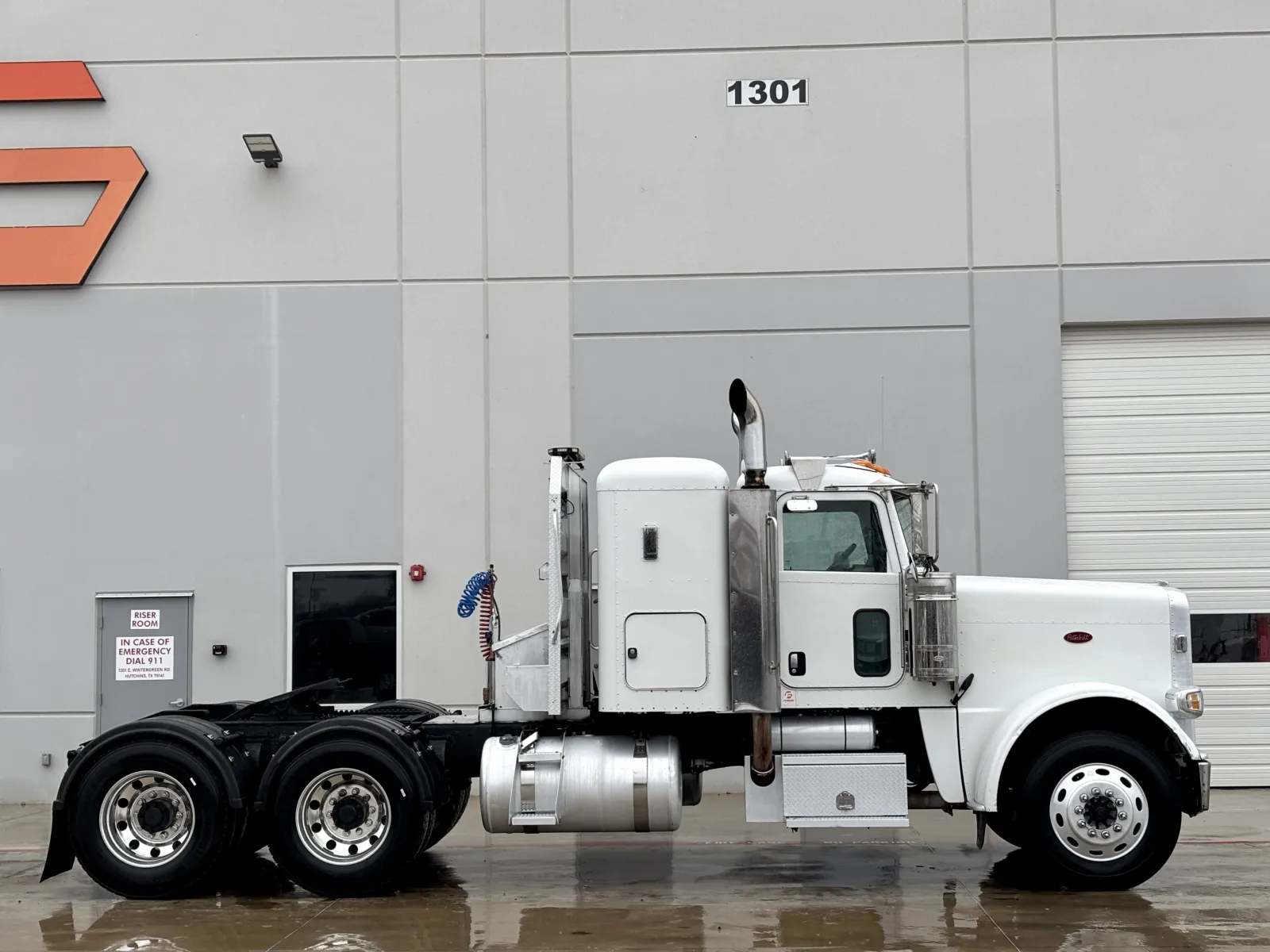 2009 Peterbilt - image 3