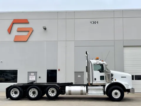 Another view of 2009 KENWORTH T800 for sale in Hutchins, TX at Forge Truck Centers - Texas