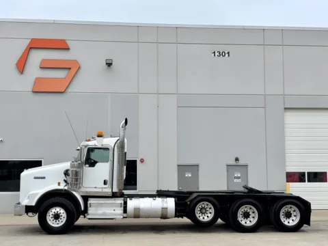 More photos of 2009 KENWORTH T800 at Forge Truck Centers - Texas, TX