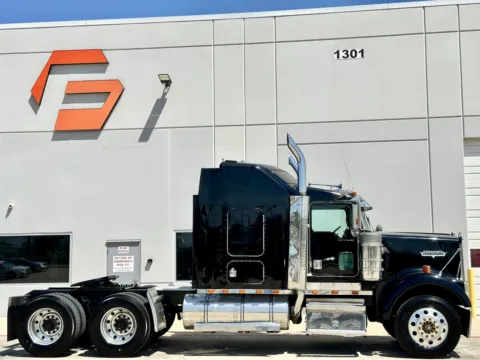 Another view of 2000 KENWORTH W900 for sale in Hutchins, TX at Forge Truck Centers - Texas
