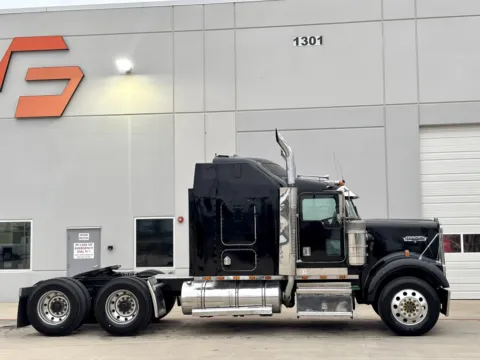 Another view of 2000 KENWORTH W900 for sale in Hutchins, TX at Forge Truck Centers - Texas
