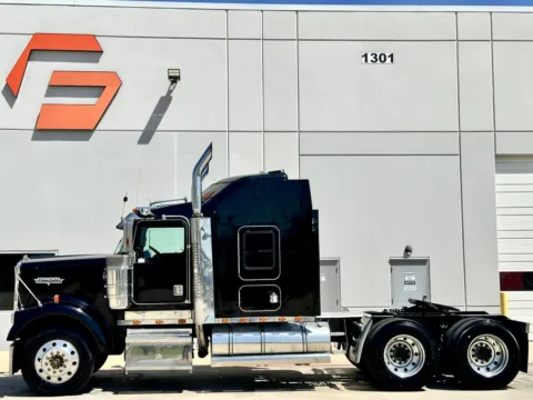 More photos of 2000 KENWORTH W900 at Forge Truck Centers - Texas, TX