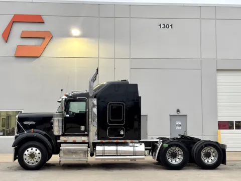 More photos of 2000 KENWORTH W900 at Forge Truck Centers - Texas, TX