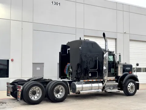 More photos of 2000 KENWORTH W900 at Forge Truck Centers - Texas, TX