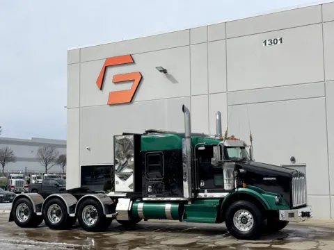 2015 KENWORTH T800 for sale in Hutchins, TX