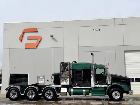 Another view of 2015 KENWORTH T800 for sale in Hutchins, TX at Forge Truck Centers - Texas