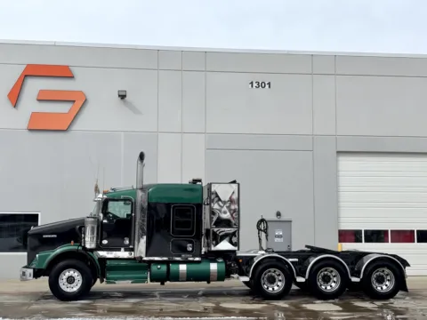 More photos of 2015 KENWORTH T800 at Forge Truck Centers - Texas, TX