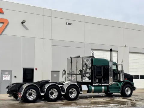 More photos of 2015 KENWORTH T800 at Forge Truck Centers - Texas, TX