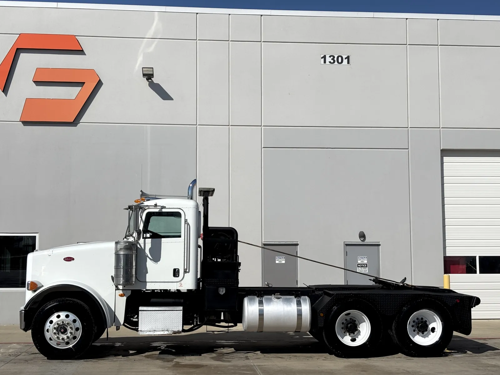 2012 Peterbilt - image 4