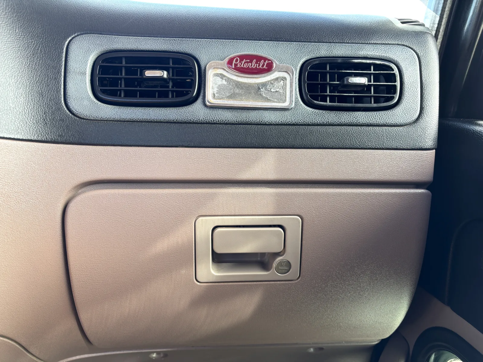 2012 Peterbilt - image 19