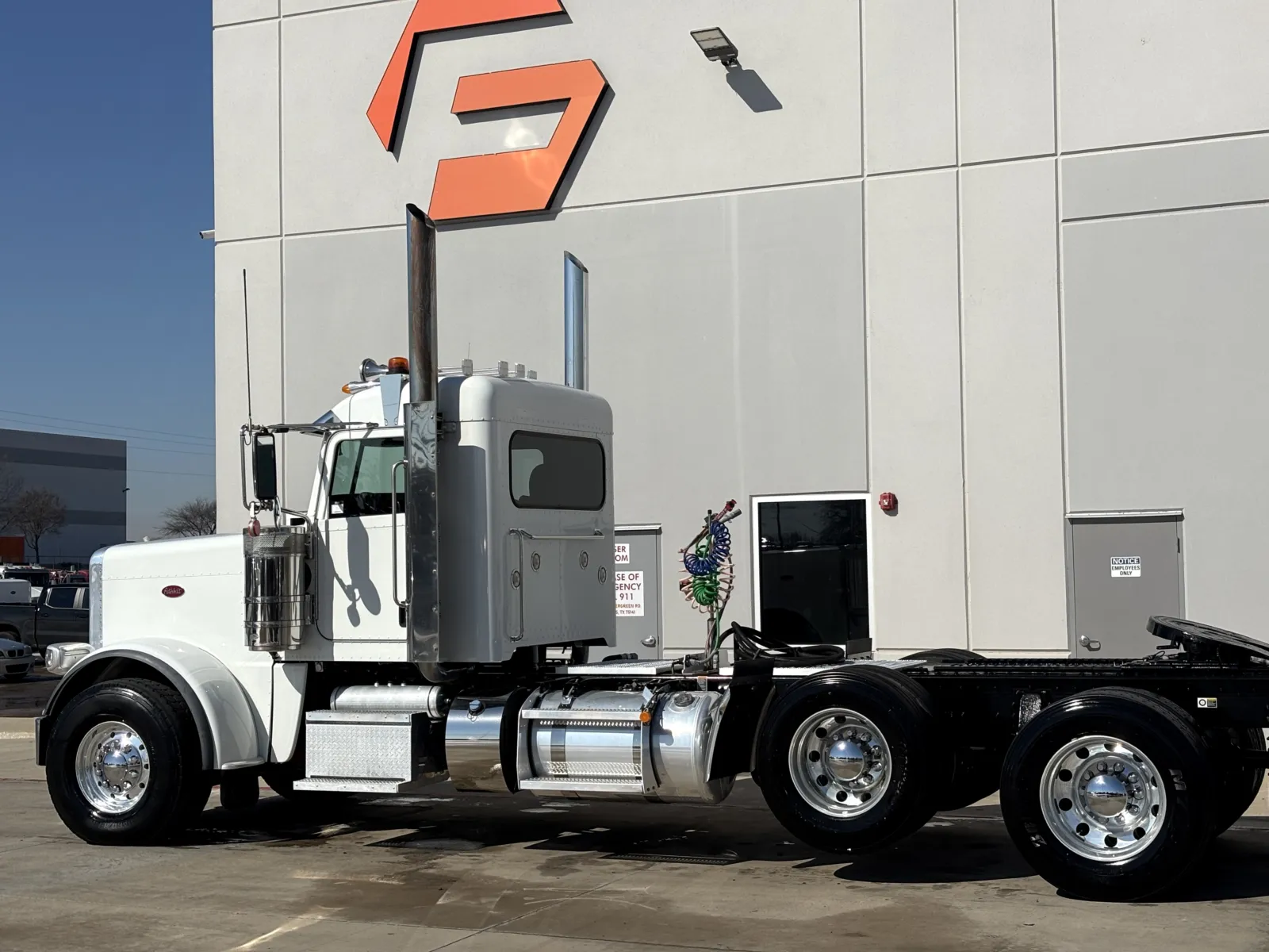 2023 Peterbilt 389 - image 8