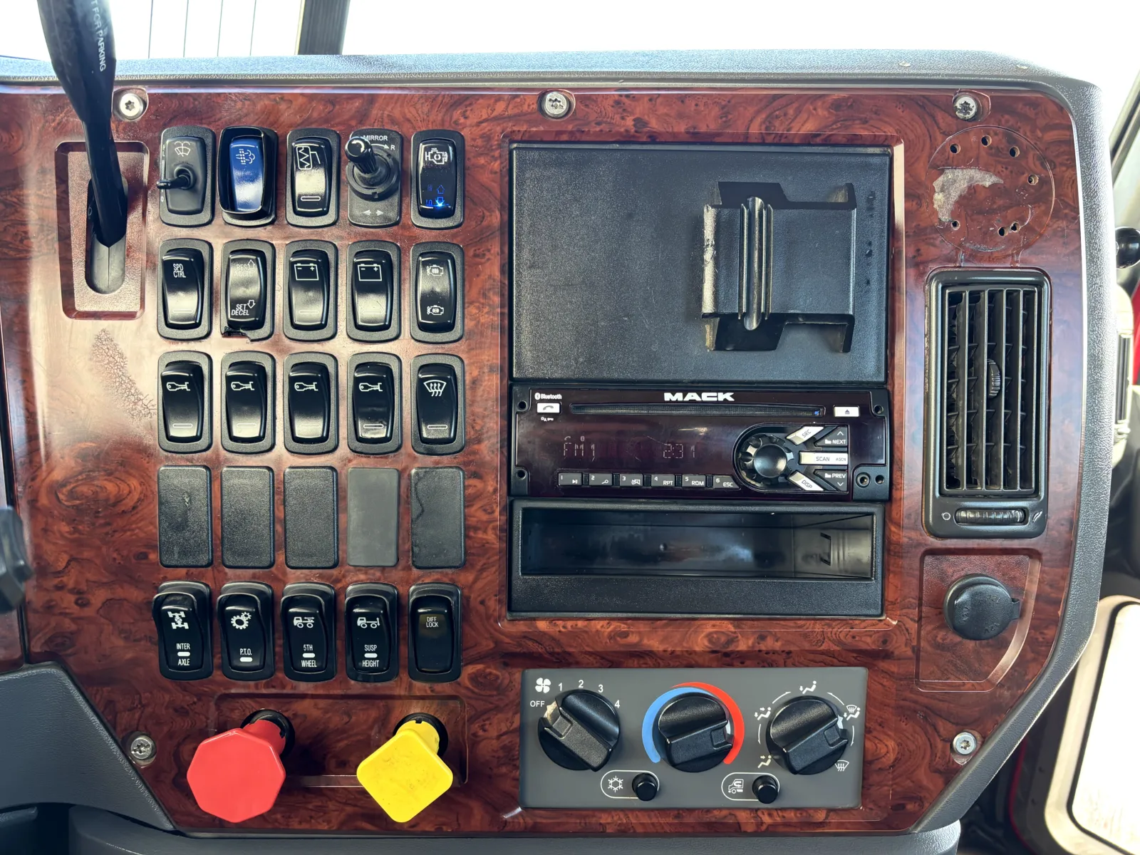 2016 Mack - image 18