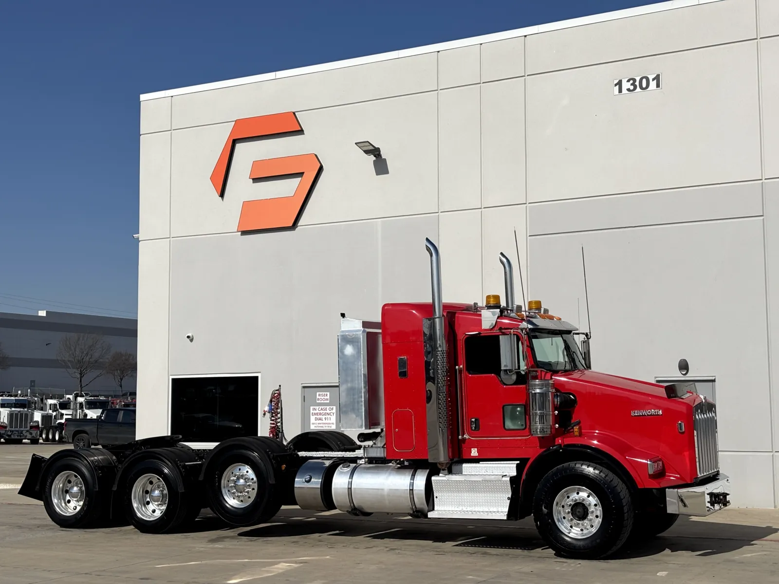 2016 Kenworth T800 - image 1