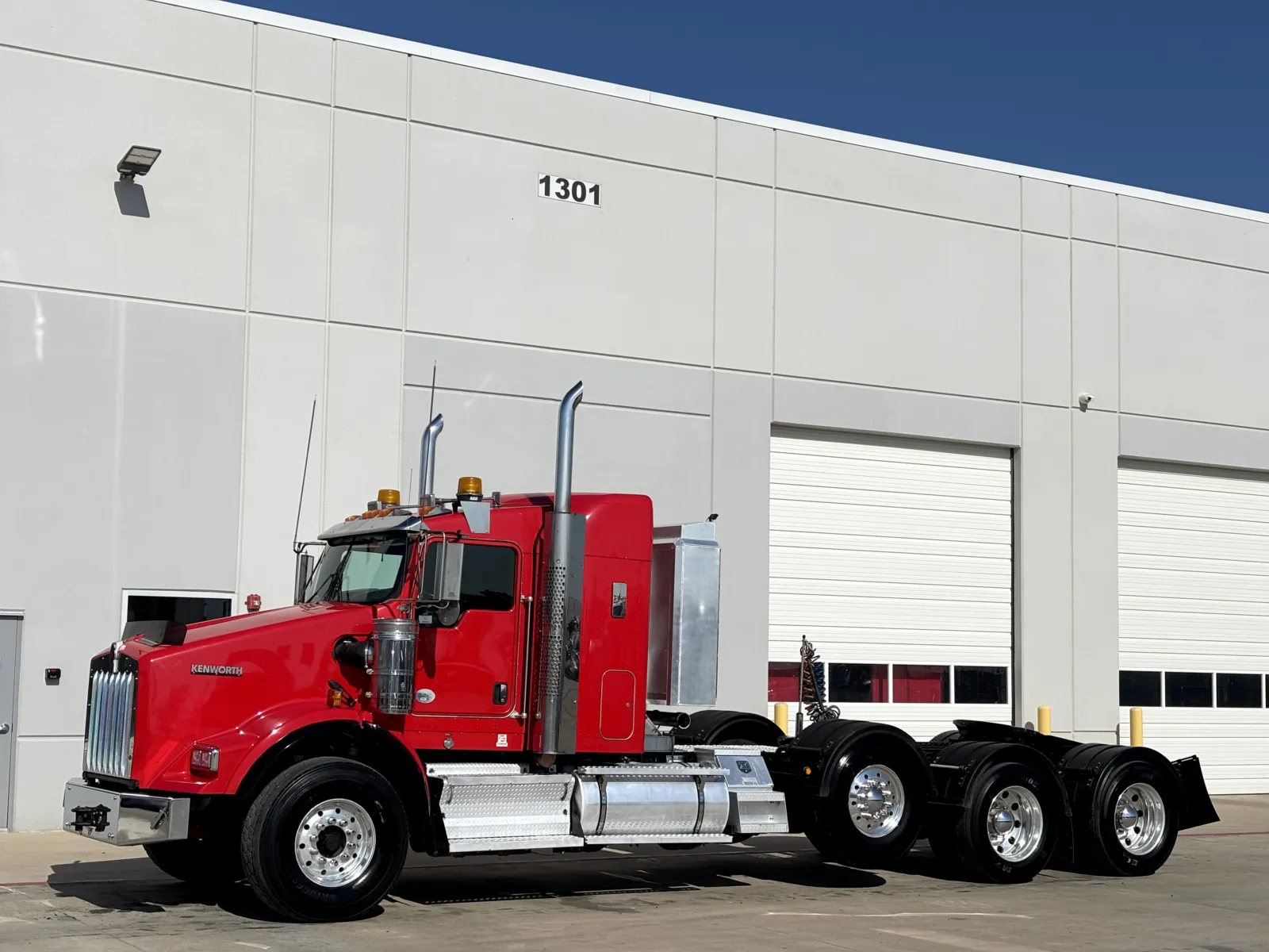 2016 Kenworth T800 - image 2