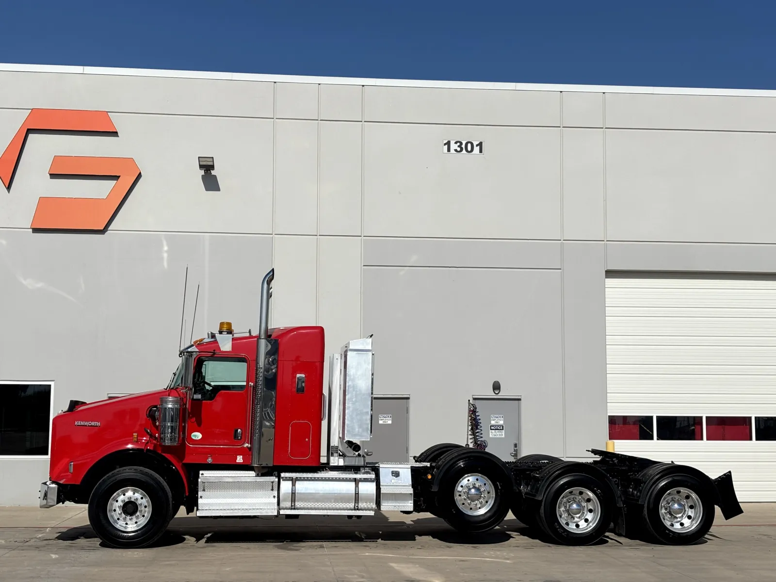 2016 Kenworth T800 - image 4