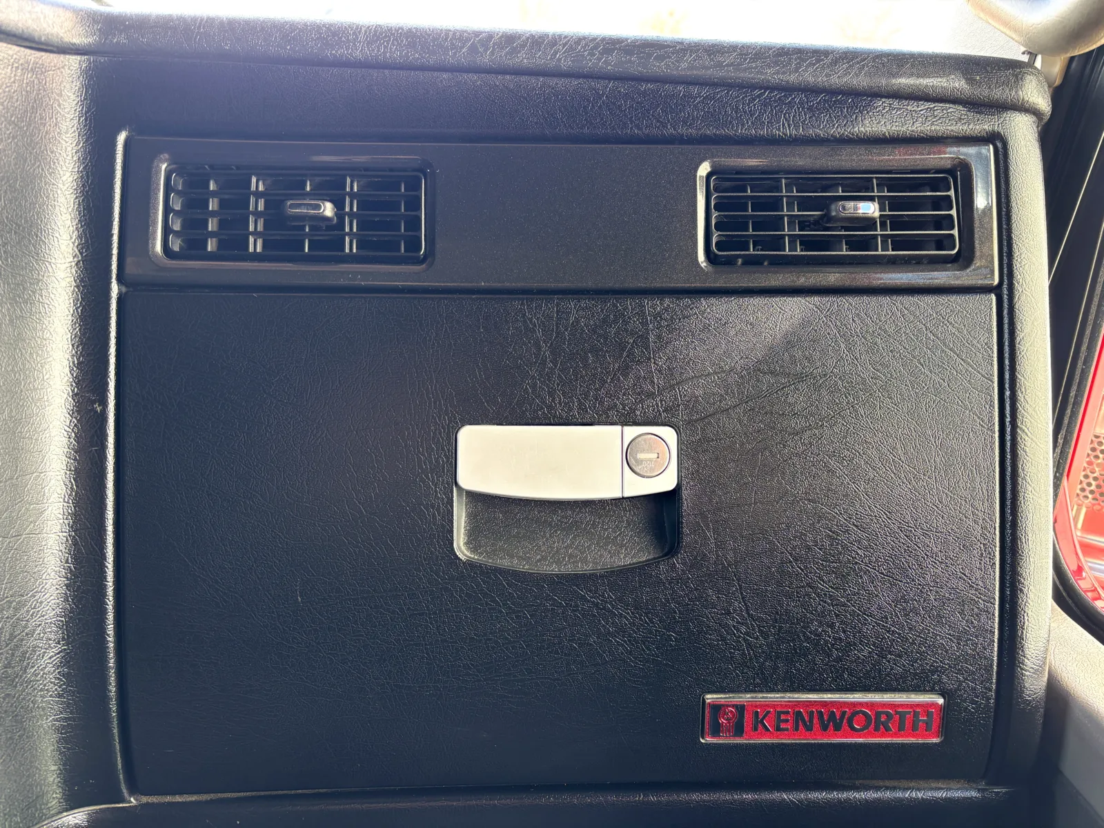 2016 Kenworth T800 - image 19