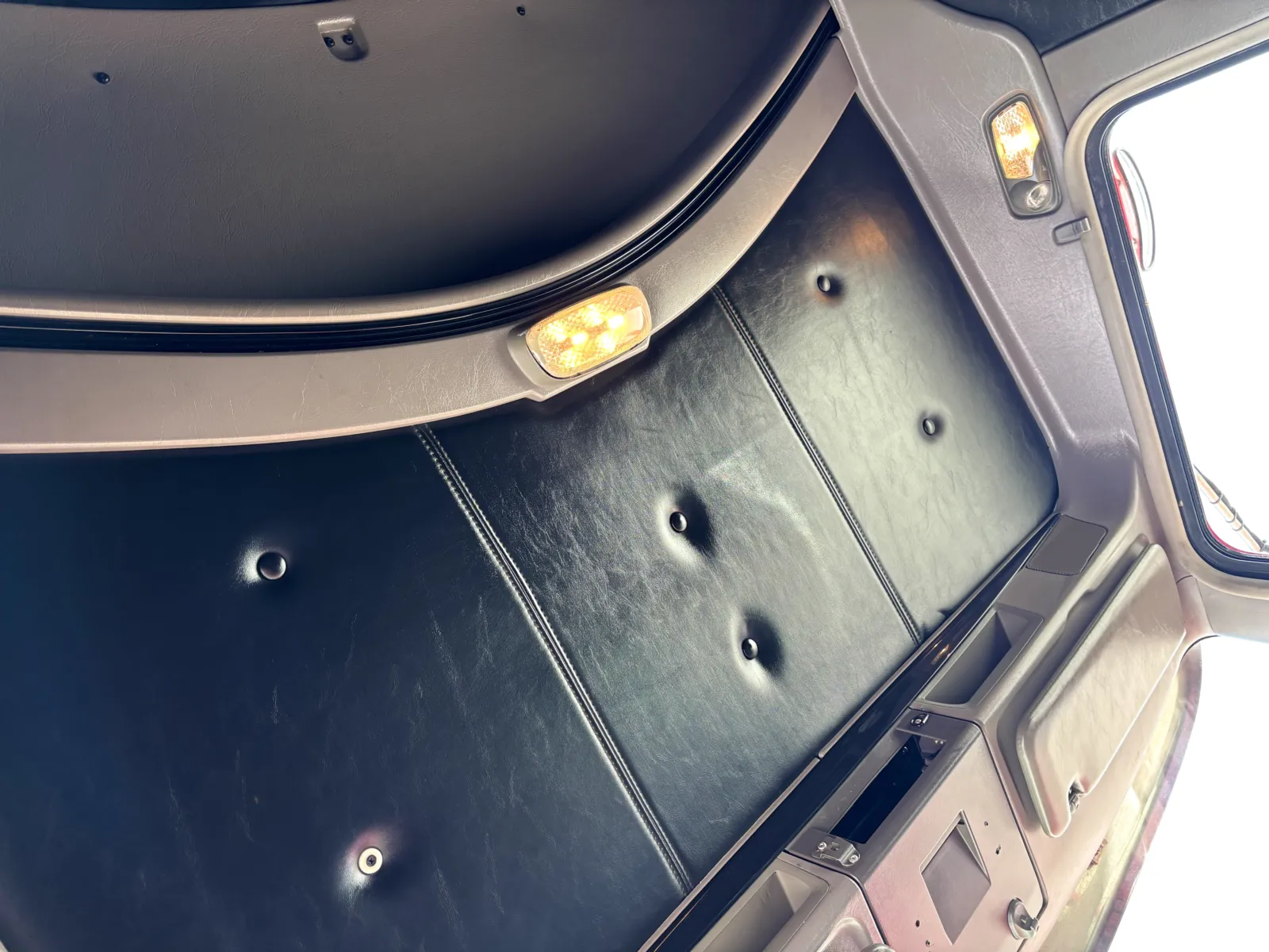 2016 Kenworth T800 - image 21