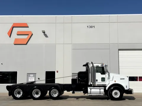 Another view of 2007 KENWORTH T800 for sale in Hutchins, TX at Forge Truck Centers - Texas