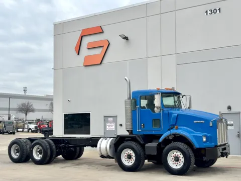 2005 KENWORTH T800 for sale in Hutchins, TX