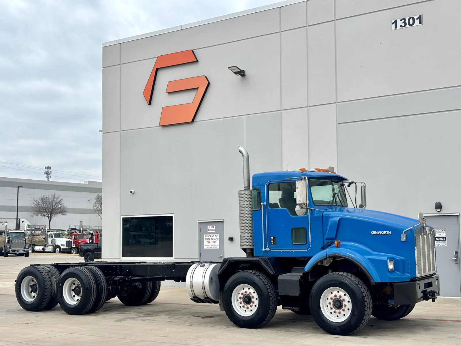 2005 KENWORTH T800 for sale in Hutchins, TX
